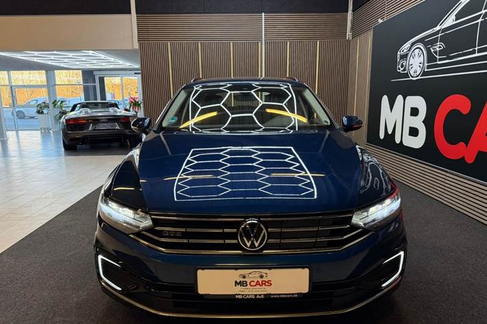 Blå VW Passat fra 2021