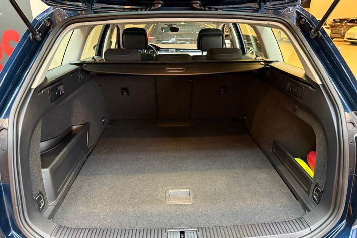 Blå VW Passat fra 2021