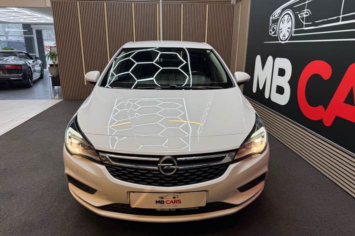 Hvid Opel Astra fra 2019