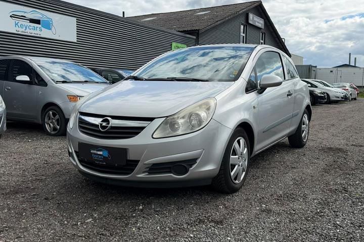 Grå Opel Corsa fra 2007 set udefra