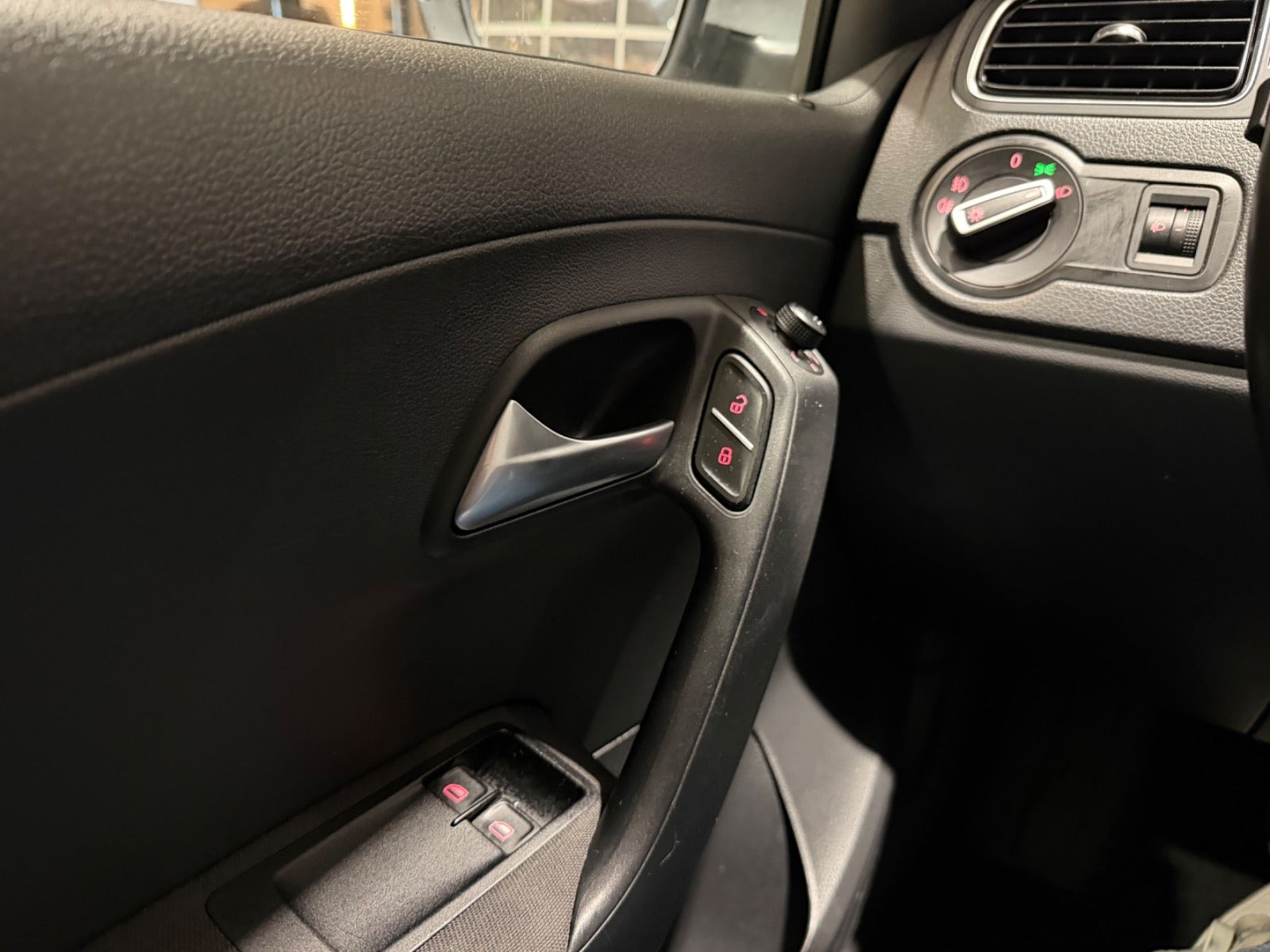 Sølv VW Polo fra 2015