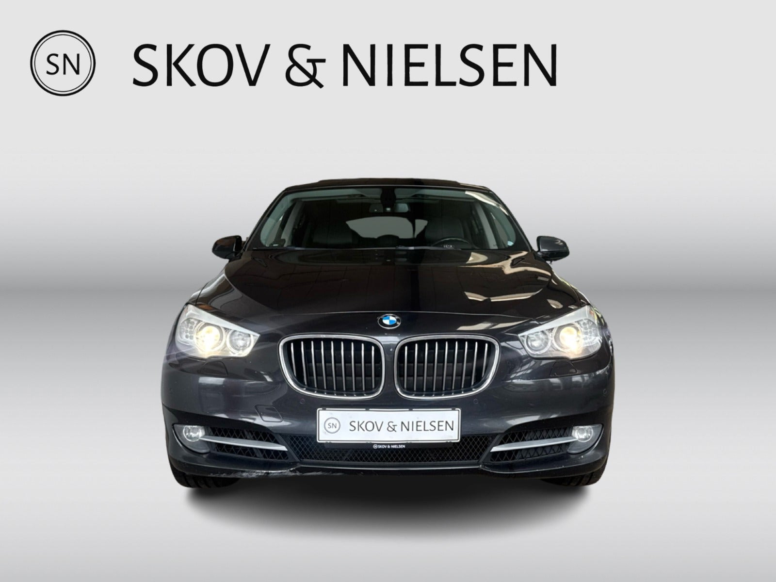 Grå BMW 535d fra 2011 set udefra