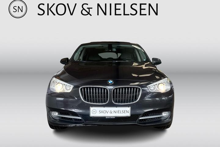 Grå BMW 535d fra 2011 set udefra