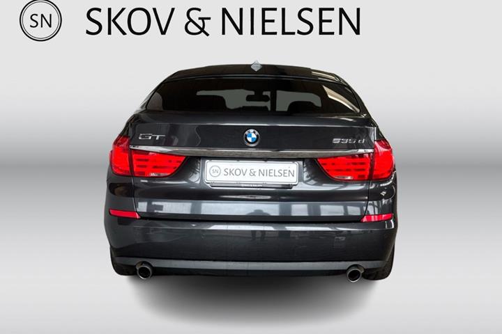 Grå BMW 535d fra 2011 set udefra