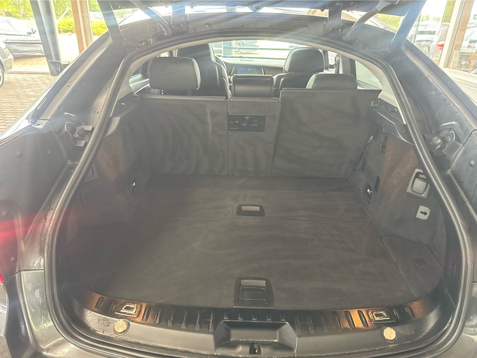 Grå BMW 535d fra 2011 set indefra