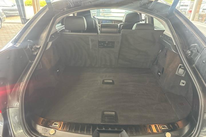 Grå BMW 535d fra 2011 set indefra