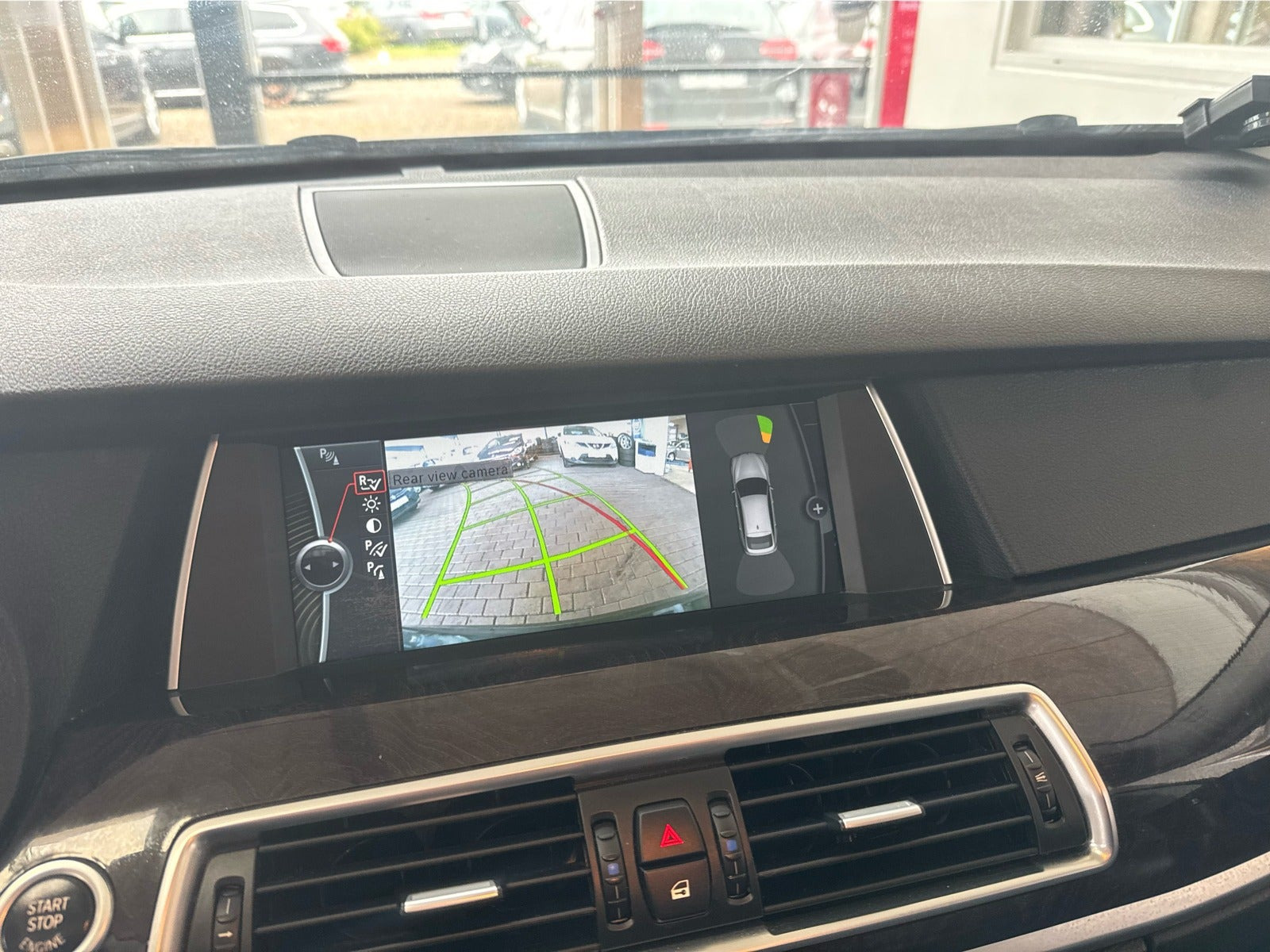 Grå BMW 535d fra 2011 set indefra