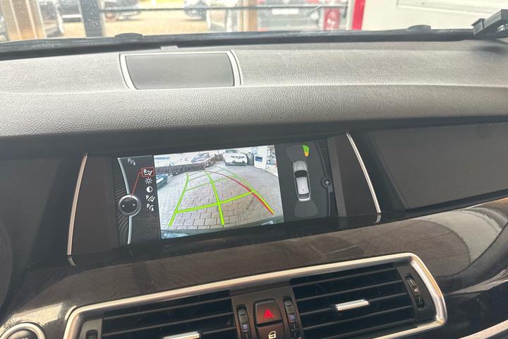 Grå BMW 535d fra 2011 set indefra