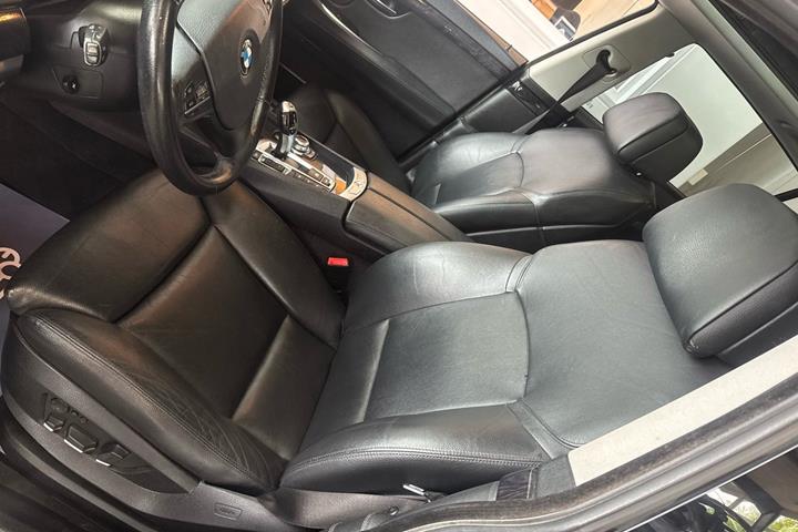 Grå BMW 535d fra 2011 set indefra