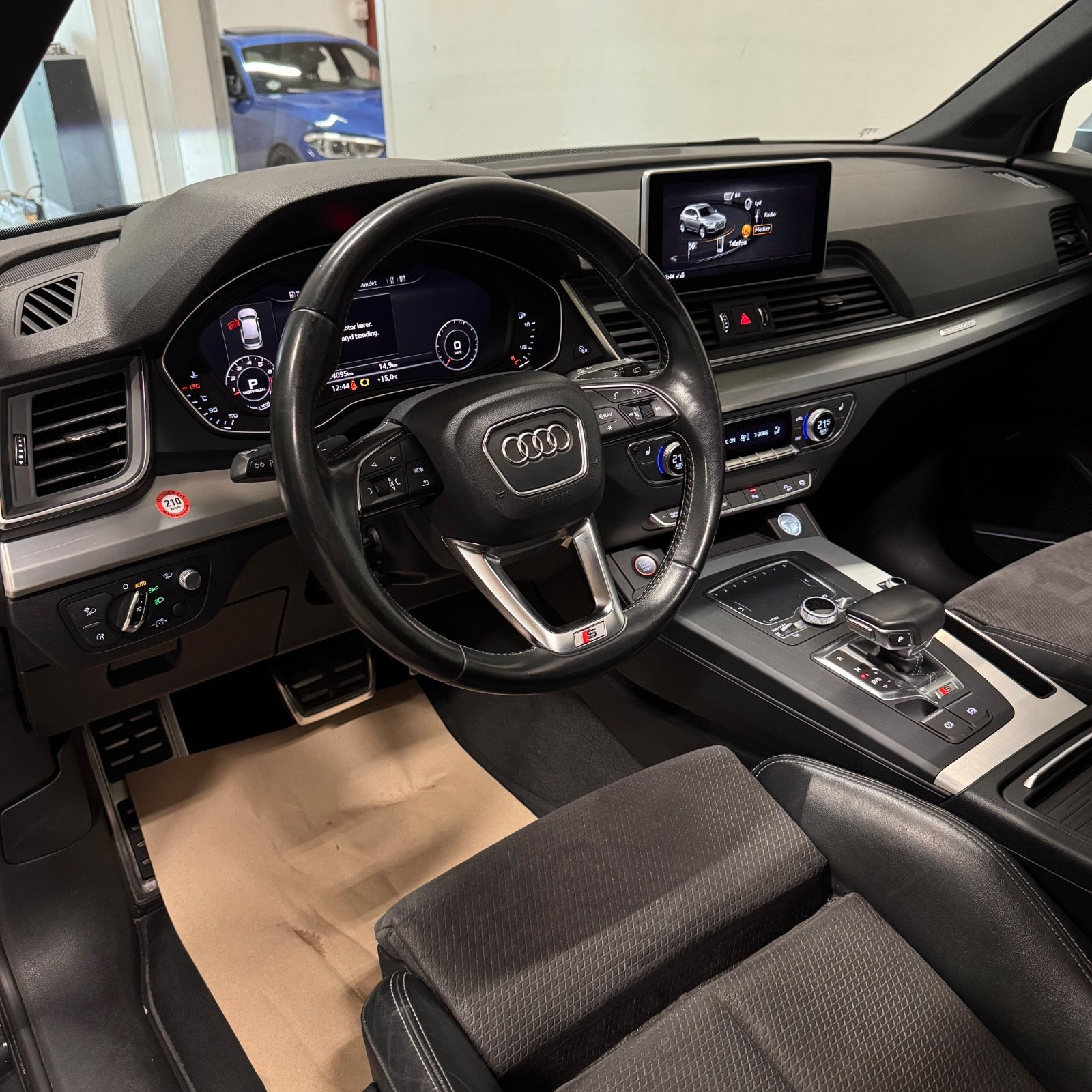Grå Audi SQ5 fra 2017