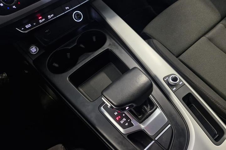 Grå Audi A4 fra 2020