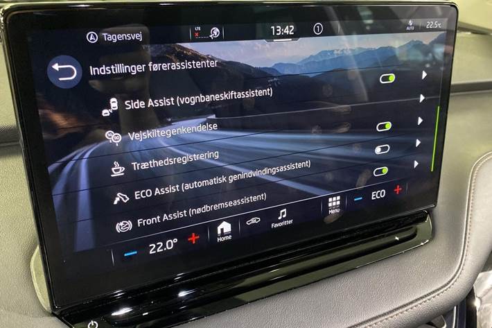 Hvid Skoda Enyaq fra 2022