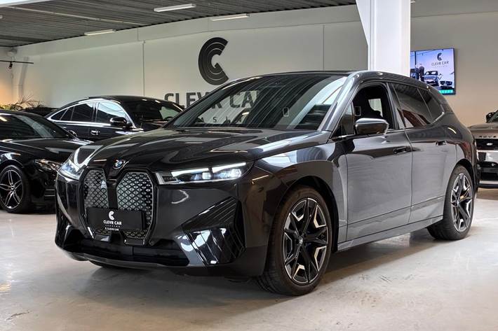 Grå BMW iX fra 2024