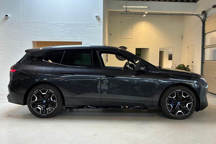 Grå BMW iX fra 2024