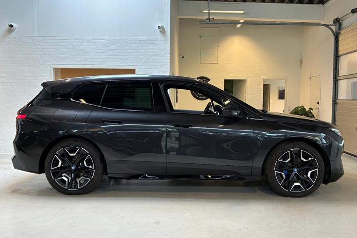 Grå BMW iX fra 2024