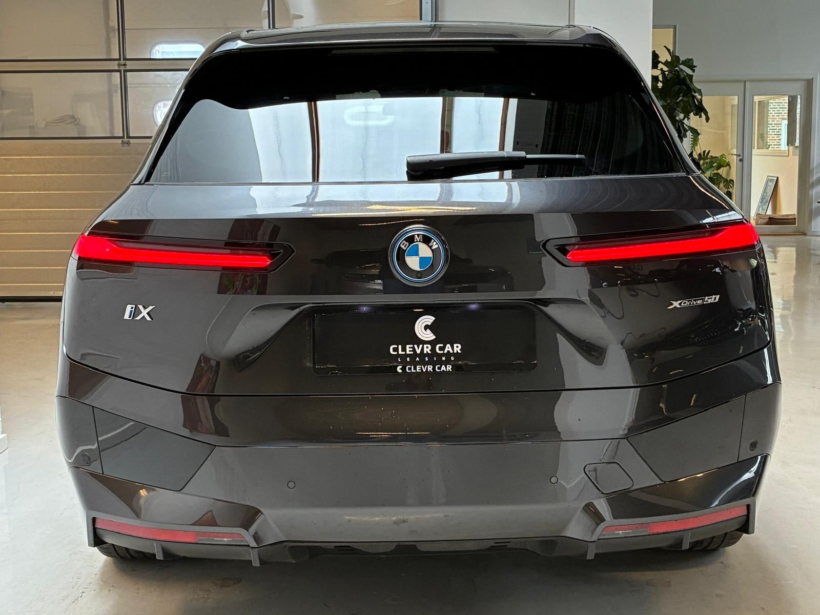 Grå BMW iX fra 2024
