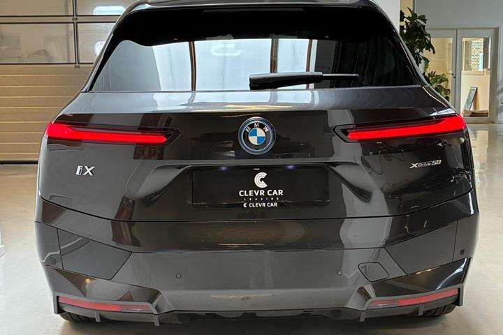 Grå BMW iX fra 2024