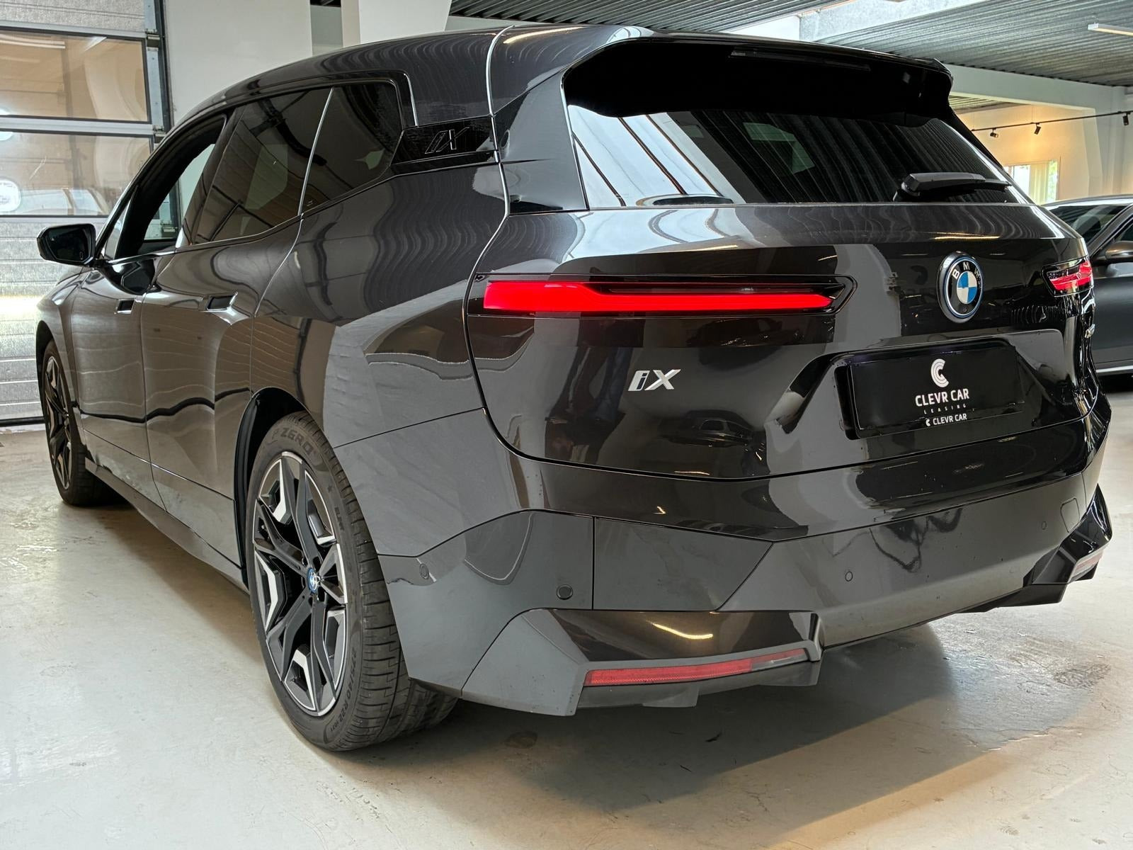 Grå BMW iX fra 2024