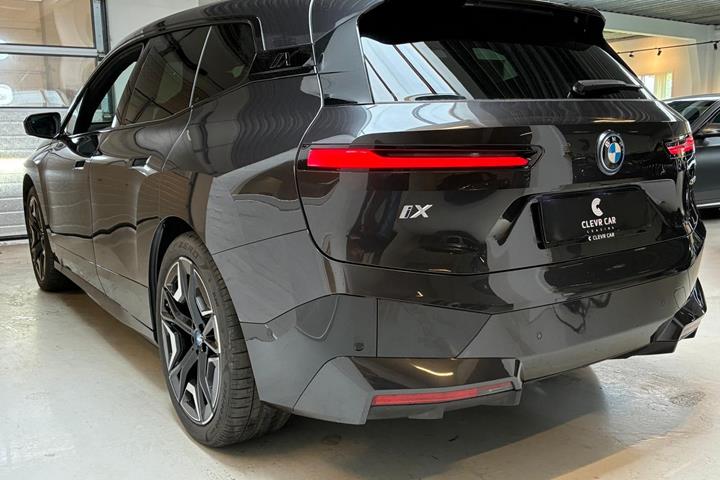 Grå BMW iX fra 2024