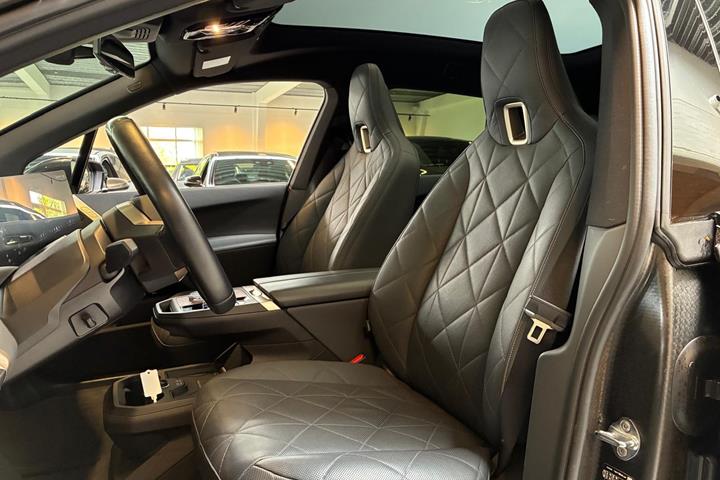 Grå BMW iX fra 2024