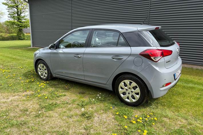 Grå Hyundai i20 fra 2015