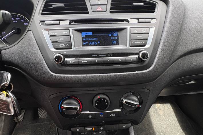 Grå Hyundai i20 fra 2015