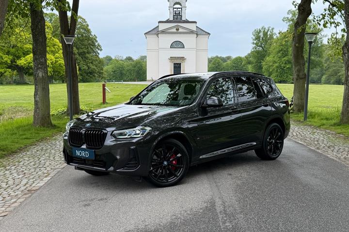 Grøn BMW X3 fra 2023 set udefra