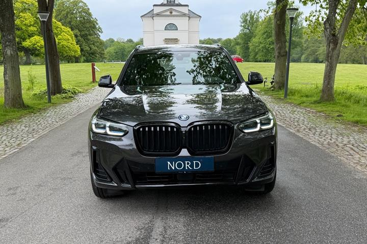 Grøn BMW X3 fra 2023
