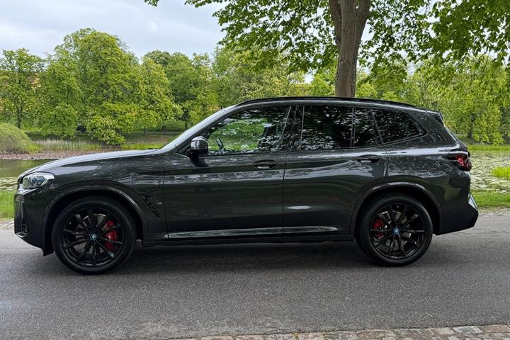 Grøn BMW X3 fra 2023