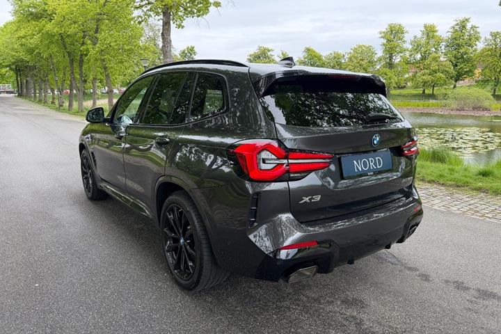 Grøn BMW X3 fra 2023
