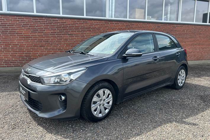 Grå Kia Rio fra 2017 set udefra