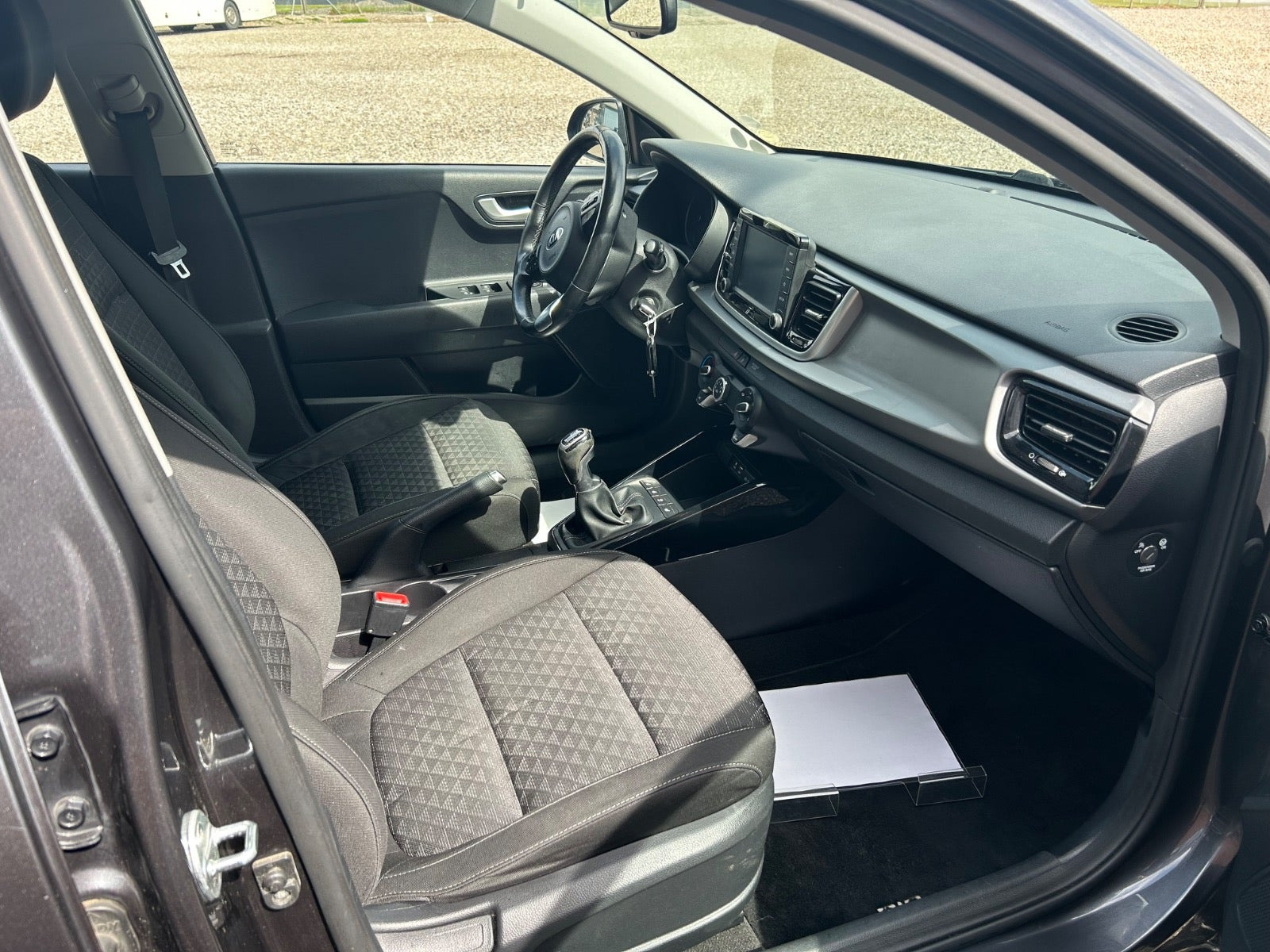 Grå Kia Rio fra 2017
