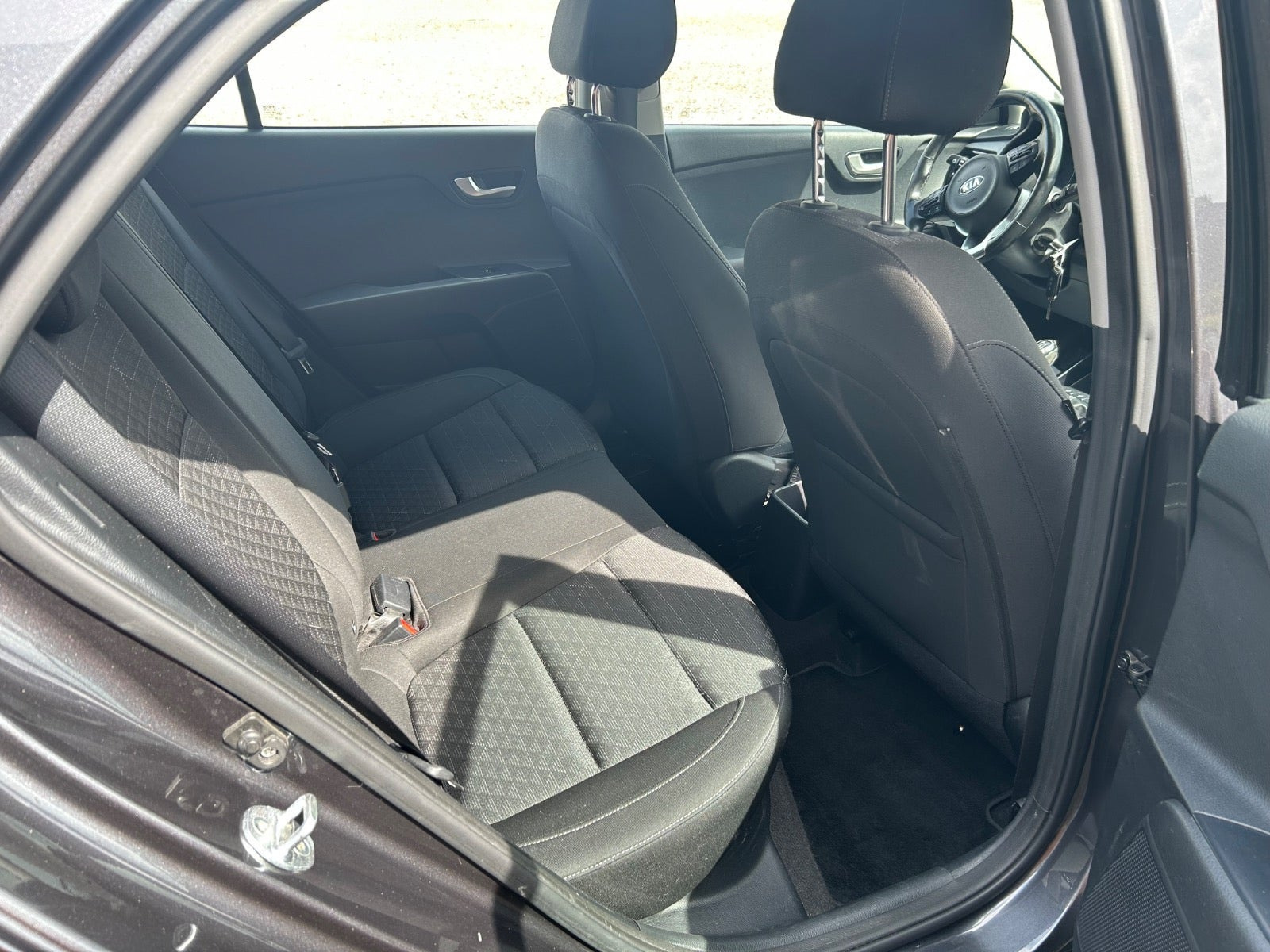 Grå Kia Rio fra 2017