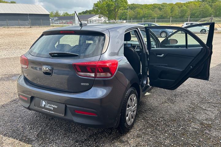 Grå Kia Rio fra 2017
