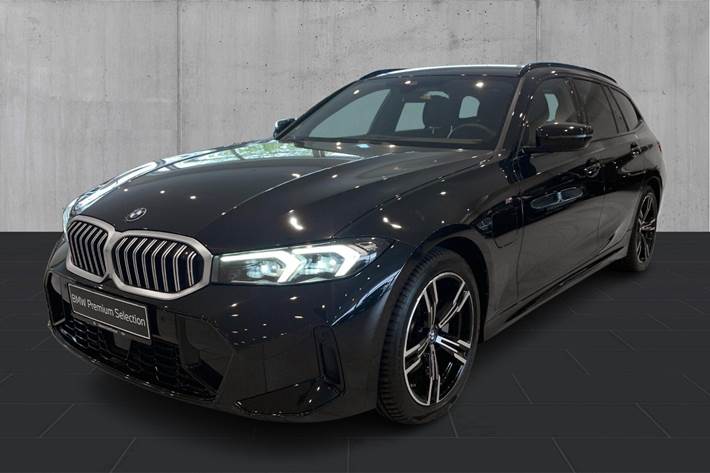Sort BMW 320e fra 2024 set udefra