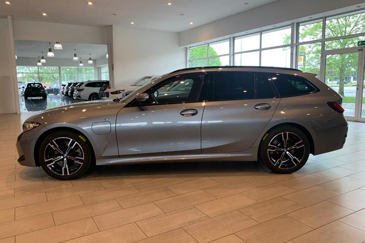 Grå BMW 320e fra 2024