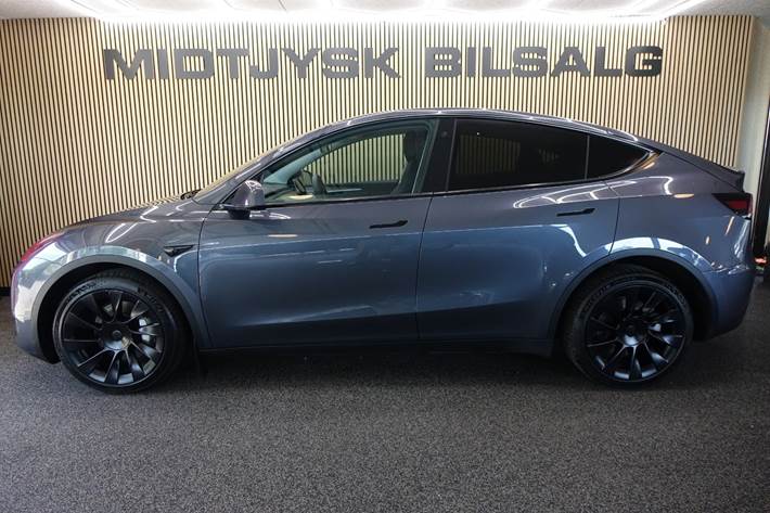 Grå Tesla Model Y fra 2022