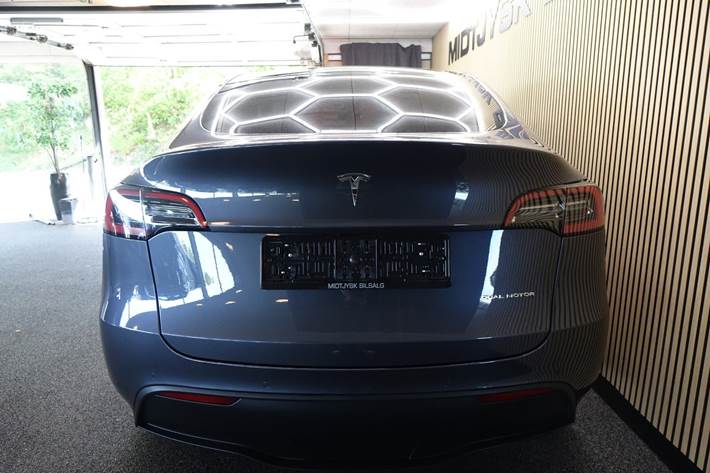 Grå Tesla Model Y fra 2022
