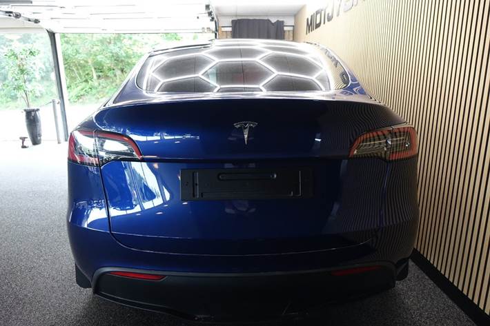 Blå Tesla Model Y fra 2021