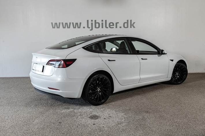 Hvid Tesla Model 3 fra 2023