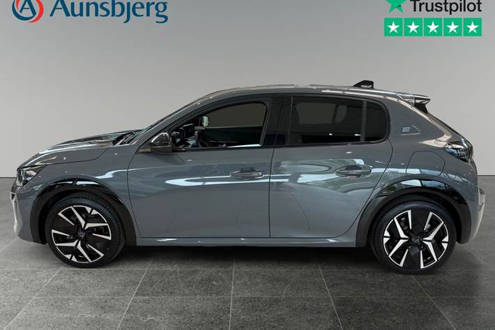 Grå Peugeot e-208 fra 2025