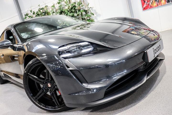 Grå Porsche Taycan 4S fra 2021 set udefra