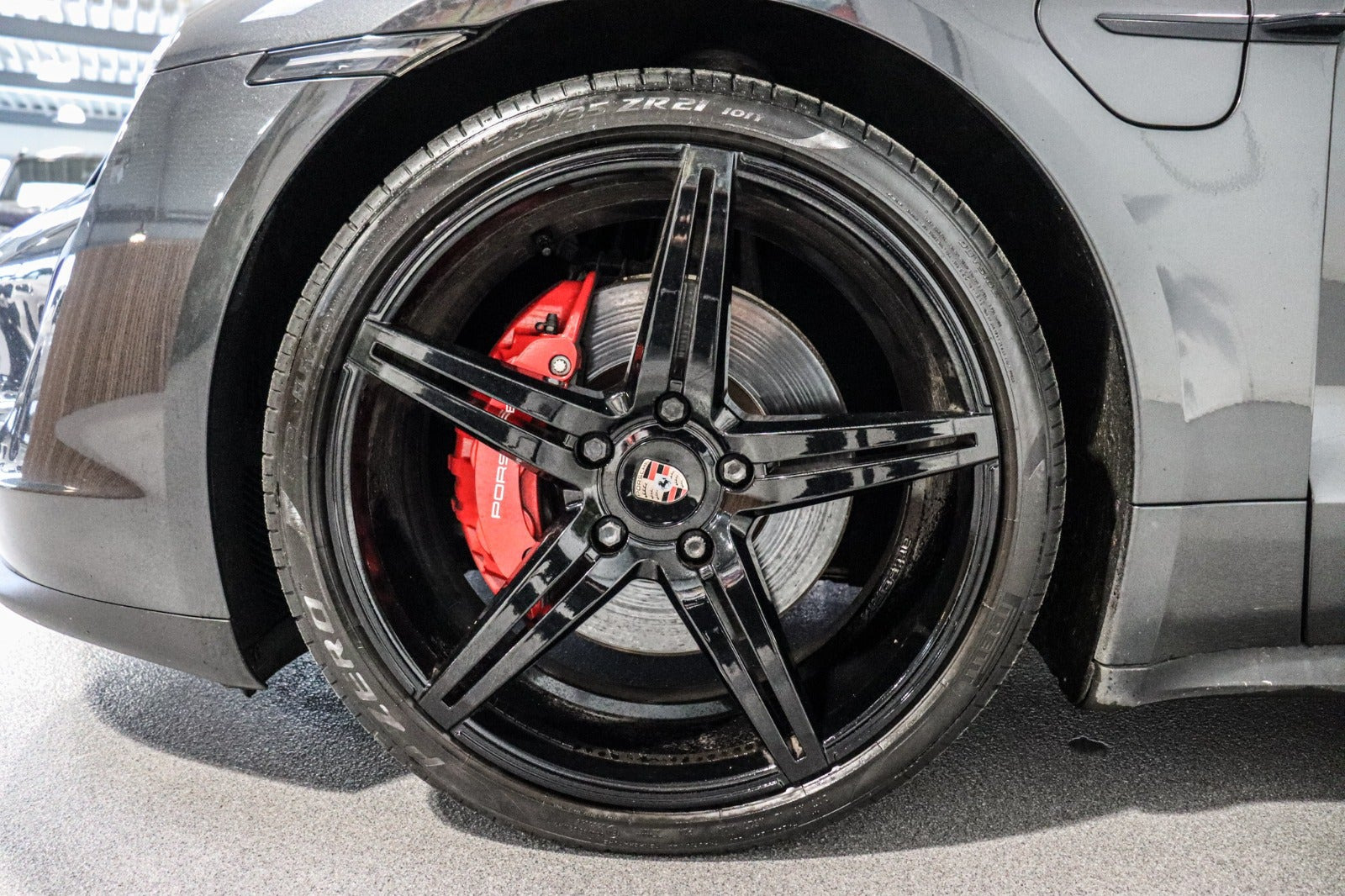 Grå Porsche Taycan 4S fra 2021 set udefra