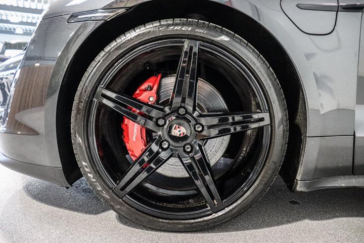 Grå Porsche Taycan 4S fra 2021 set udefra