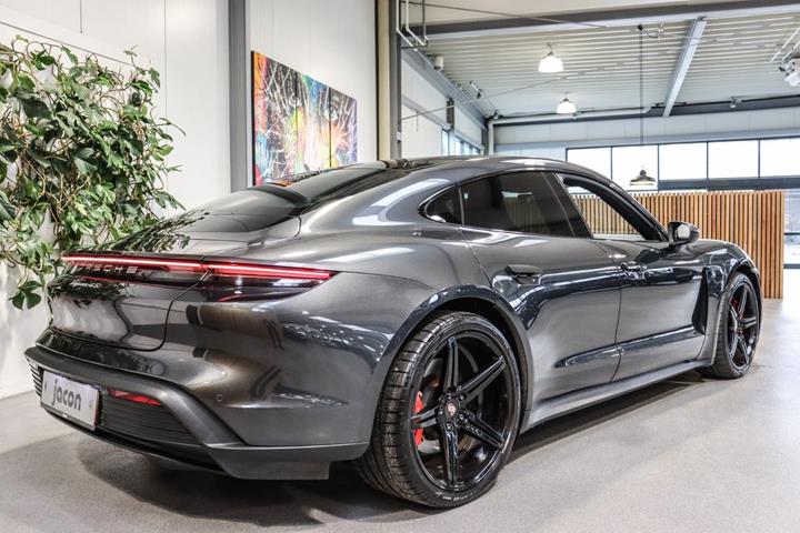 Grå Porsche Taycan 4S fra 2021