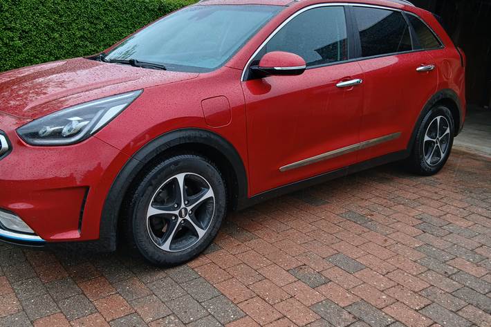 Rød Kia Niro fra 2019