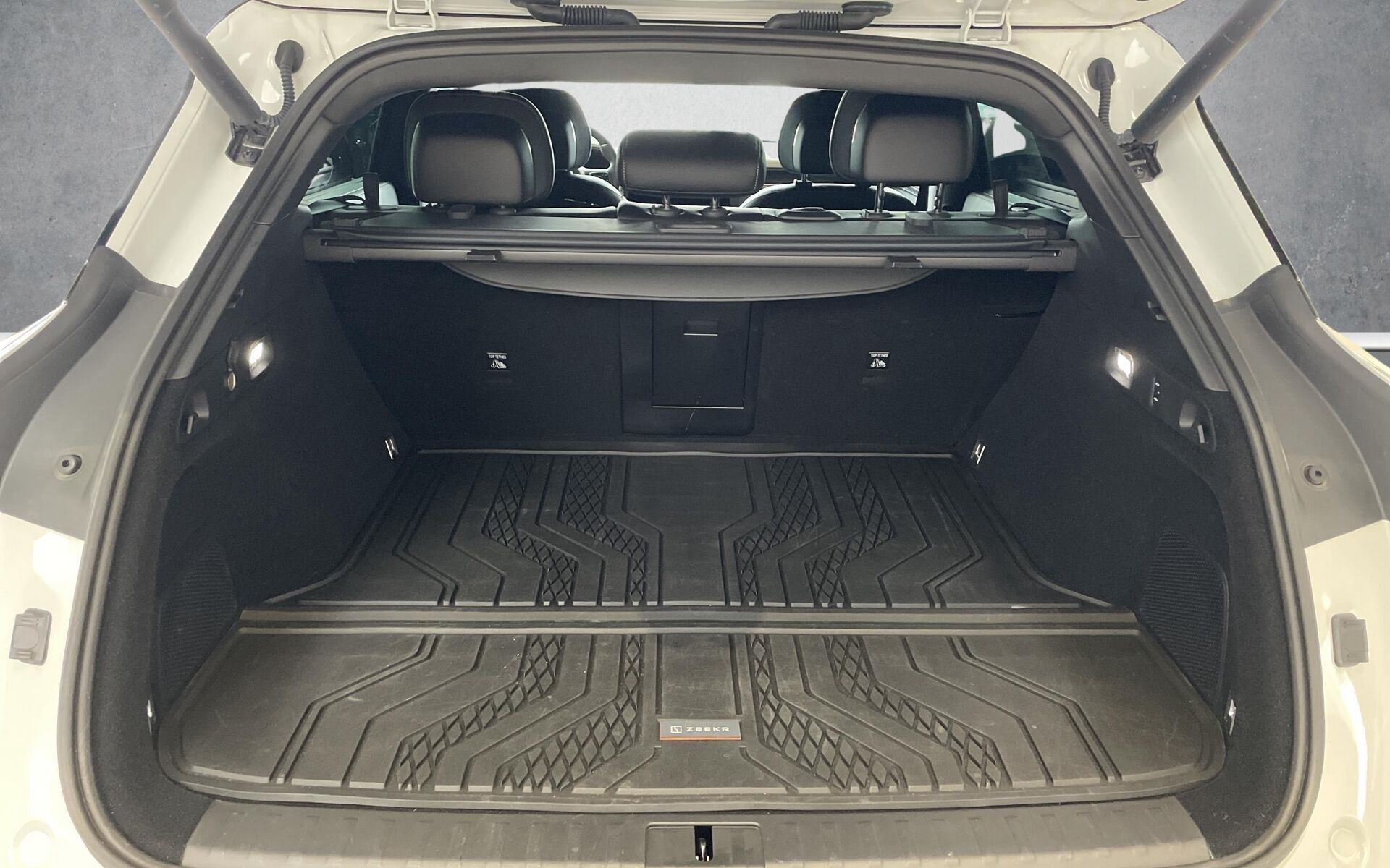 Hvid Zeekr 7X fra 2025