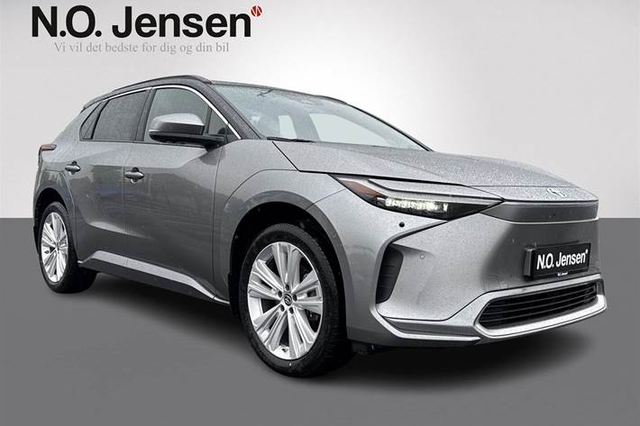 Sølv Toyota BZ4X fra 2022 set udefra