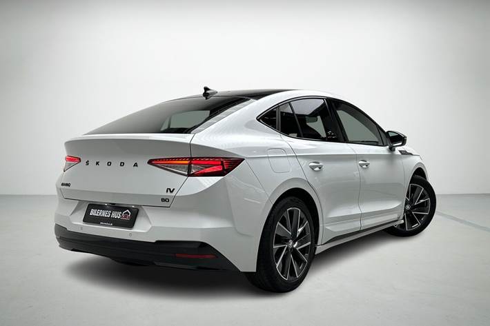 Hvid Skoda Enyaq fra 2023