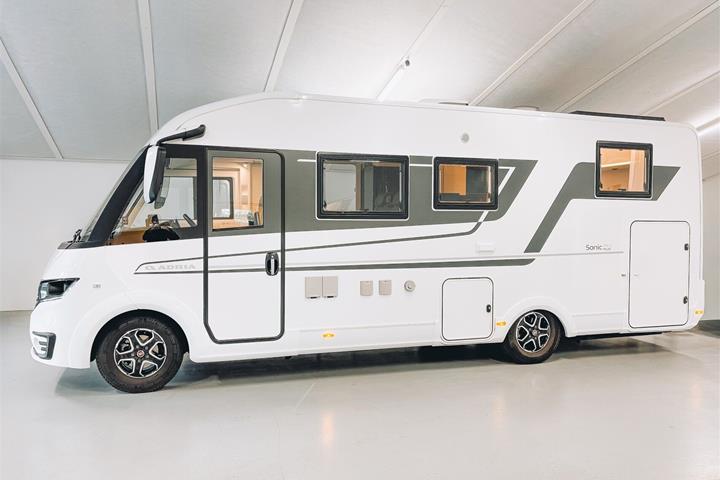Hvid Adria Sonic fra 2022 set udefra